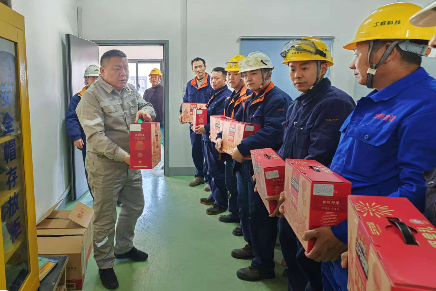 3、工程科技公司党委副书记、总经理陈友智1月29日（初一）走访慰问昆山基地留守值班员工